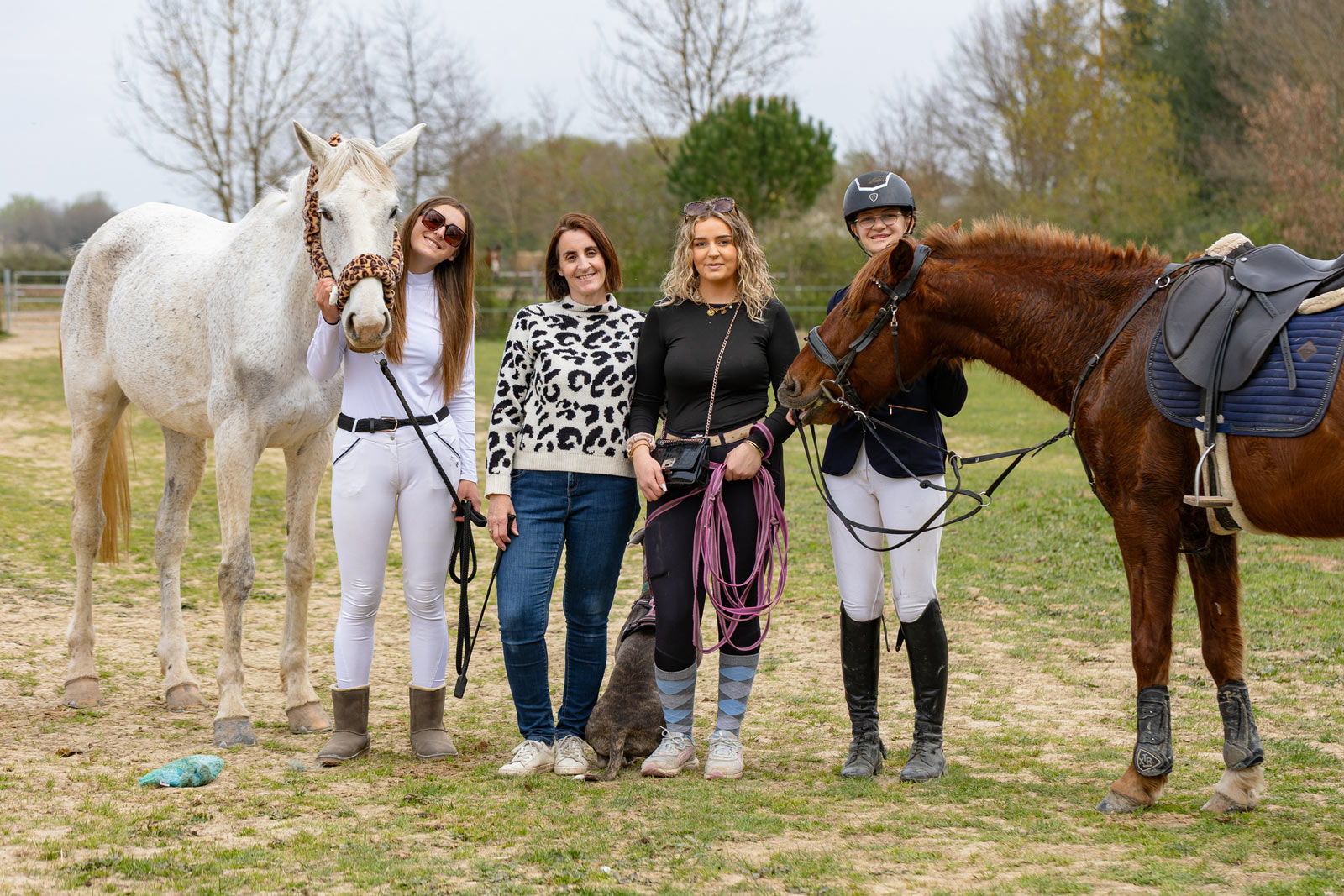 Gwen, Chanel, Pricillia, Ilona, Lily and Cantinero together in the field